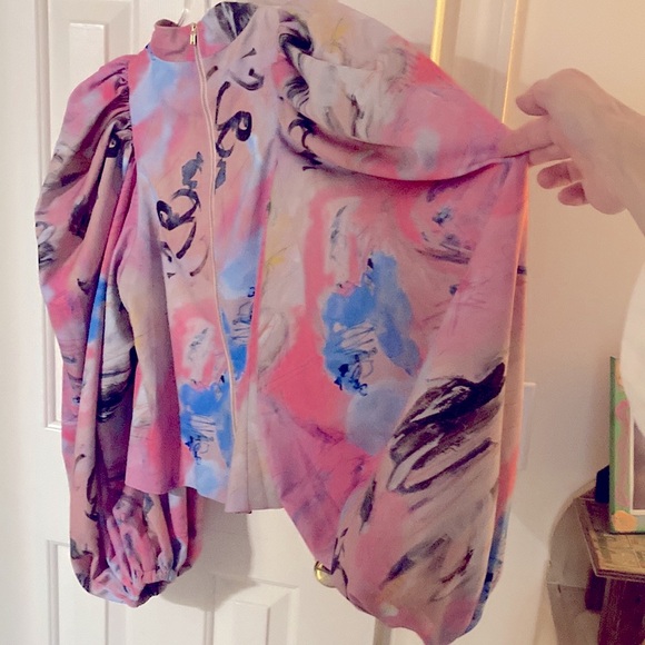 Neubyrne beautiful abstract print top with dramatic sleeves - Picture 5 of 9